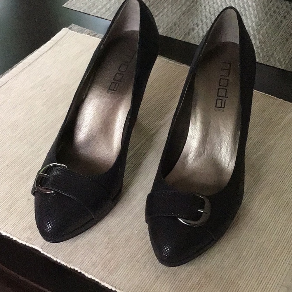 New Textured Pump with Cute Buckle detail